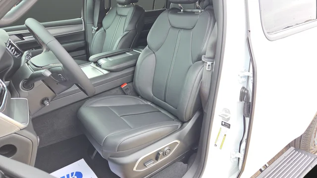 New 2026 Bright White Clear-Coat Exterior Paint Jeep Limited Reserve image 9
