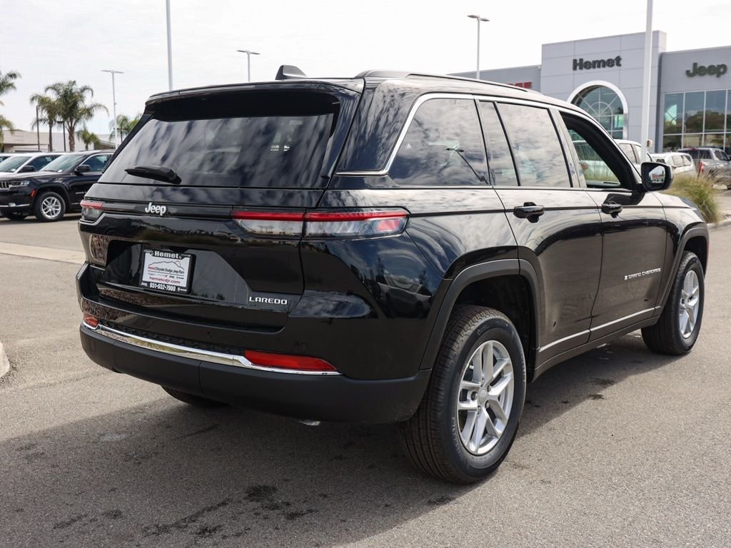 New 2026 Diamond Black Crystal Pearl-Coat Exterior Paint Jeep Laredo X image 3