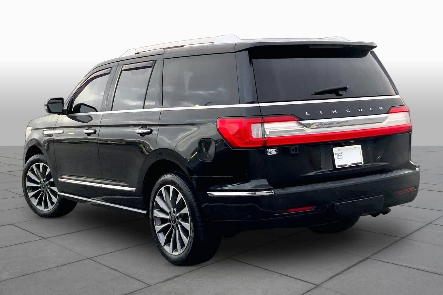 Used 2018 Black Velvet Lincoln Select image 12