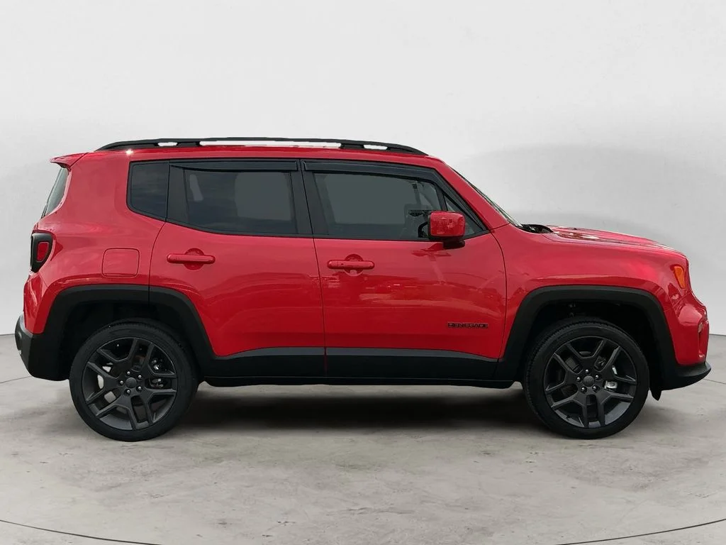 Used 2022 Red Jeep Latitude image 4