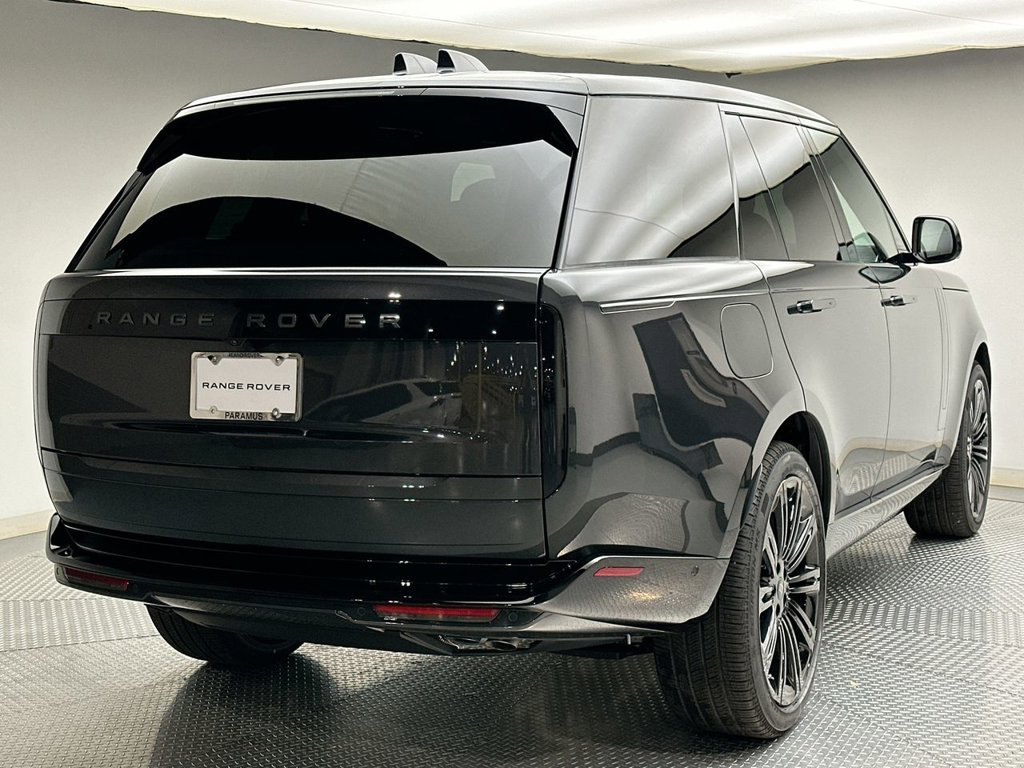 New 2027 Carpathian Grey Land Rover SE image 3