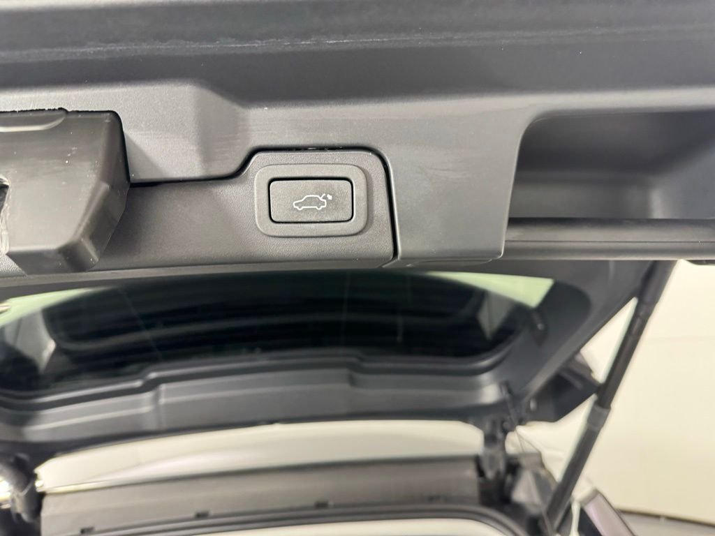Used 2019 Fuji White Land Rover SE image 31