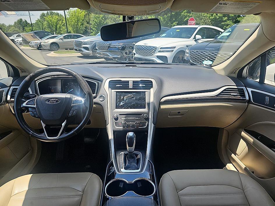 Used 2016 White Platinum Clearcoat Metallic Ford SE image 28