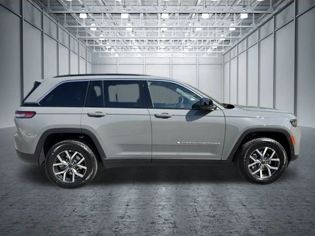 New 2027 Sting-Gray Clear-Coat Paint Jeep Laredo X image 3