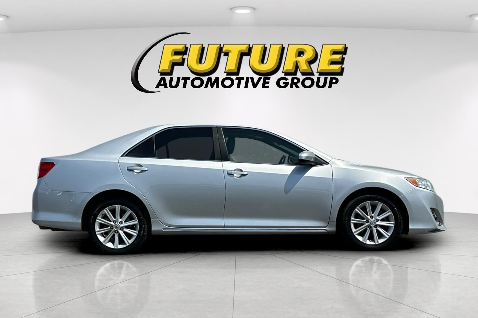 Used 2014 Silver Toyota XLE image 3