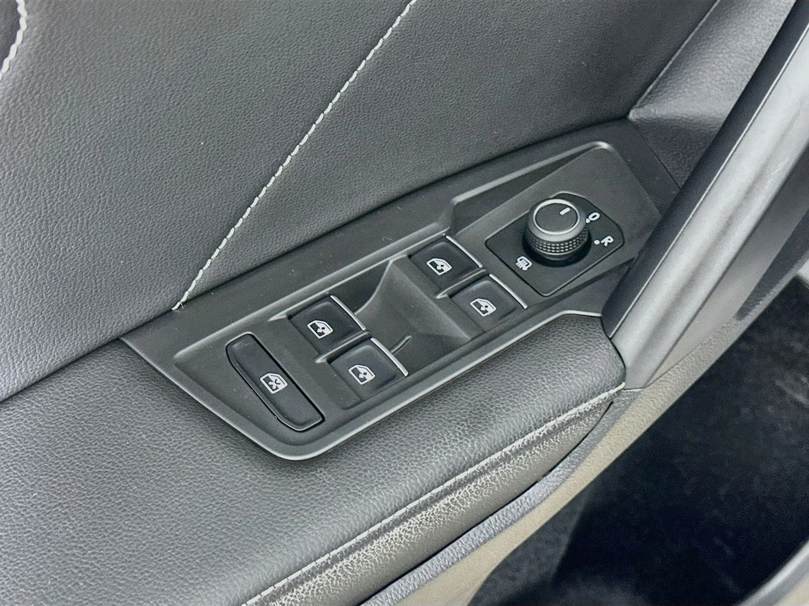 Used 2024 Silver Volkswagen  image 18