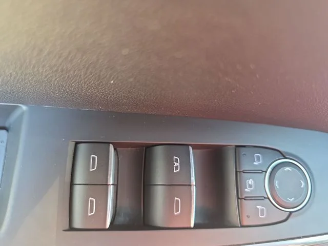 Used 2025 Silver GMC Denali image 29
