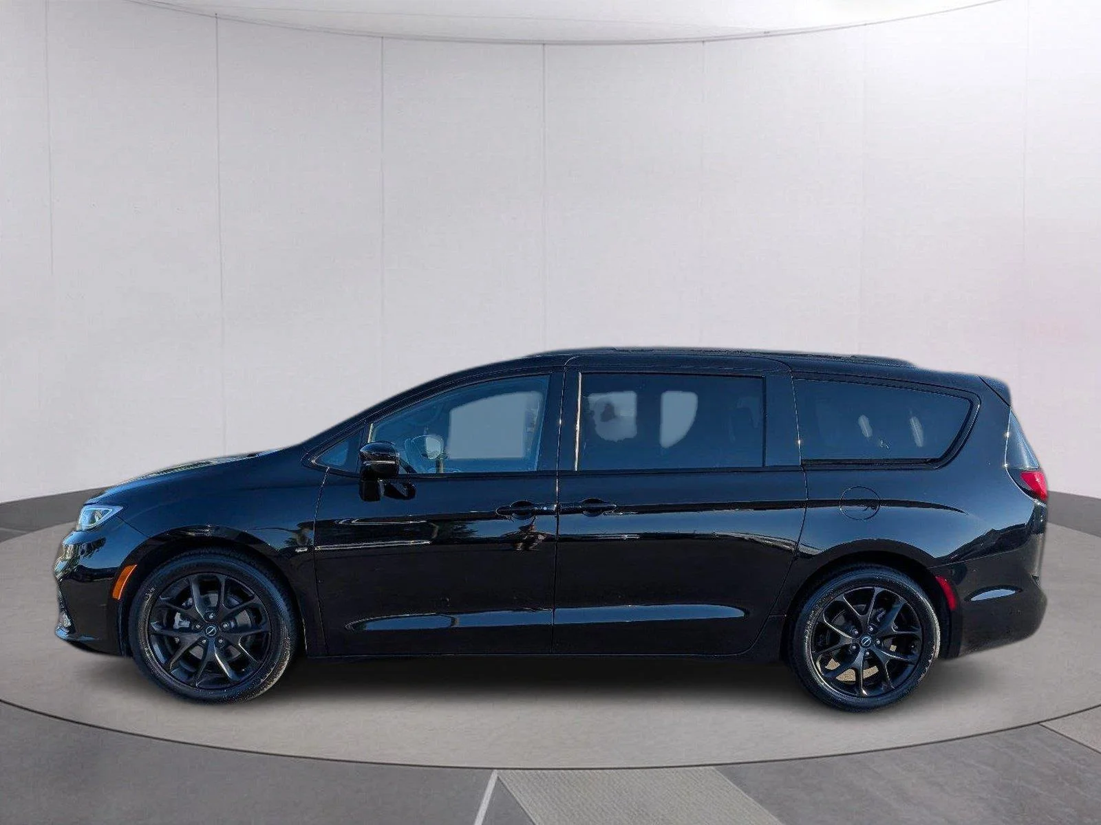 Used 2025 Diamond Black Crystal Pearlcoat Chrysler Limited image 2