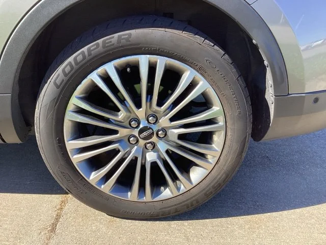 Used 2016  Lincoln Reserve image 7