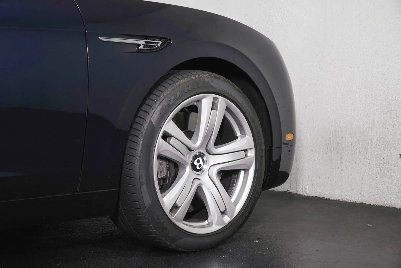 Used 2014  Bentley  image 11