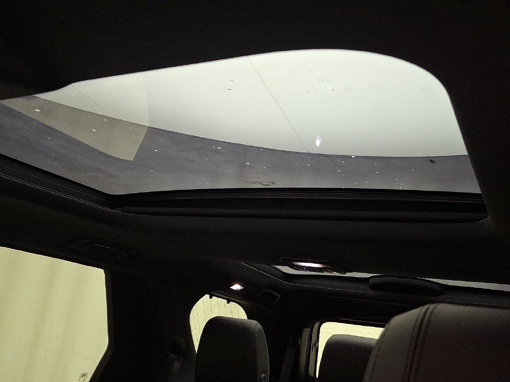 Used 2020  Land Rover SE image 15