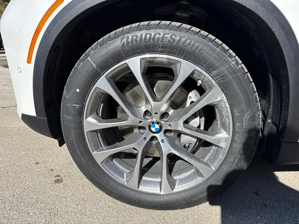 New 2026 White BMW xDrive40i image 9