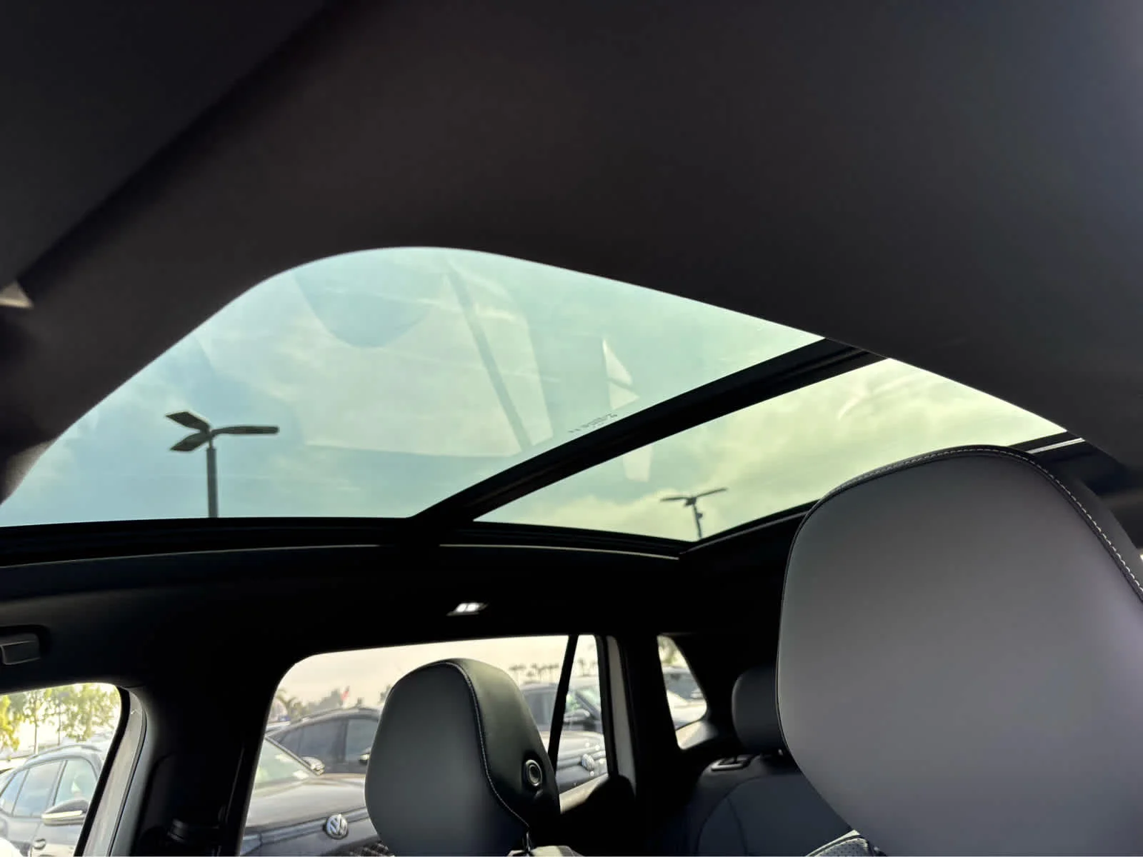 New 2026 Opal White w/Deep Black Roof Volkswagen SE R-Line Black image 7