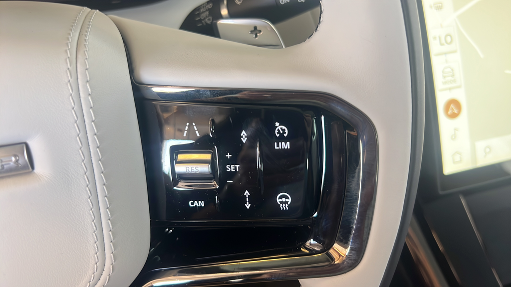 New 2026 Fuji White LAND ROVER Dynamic SE image 33