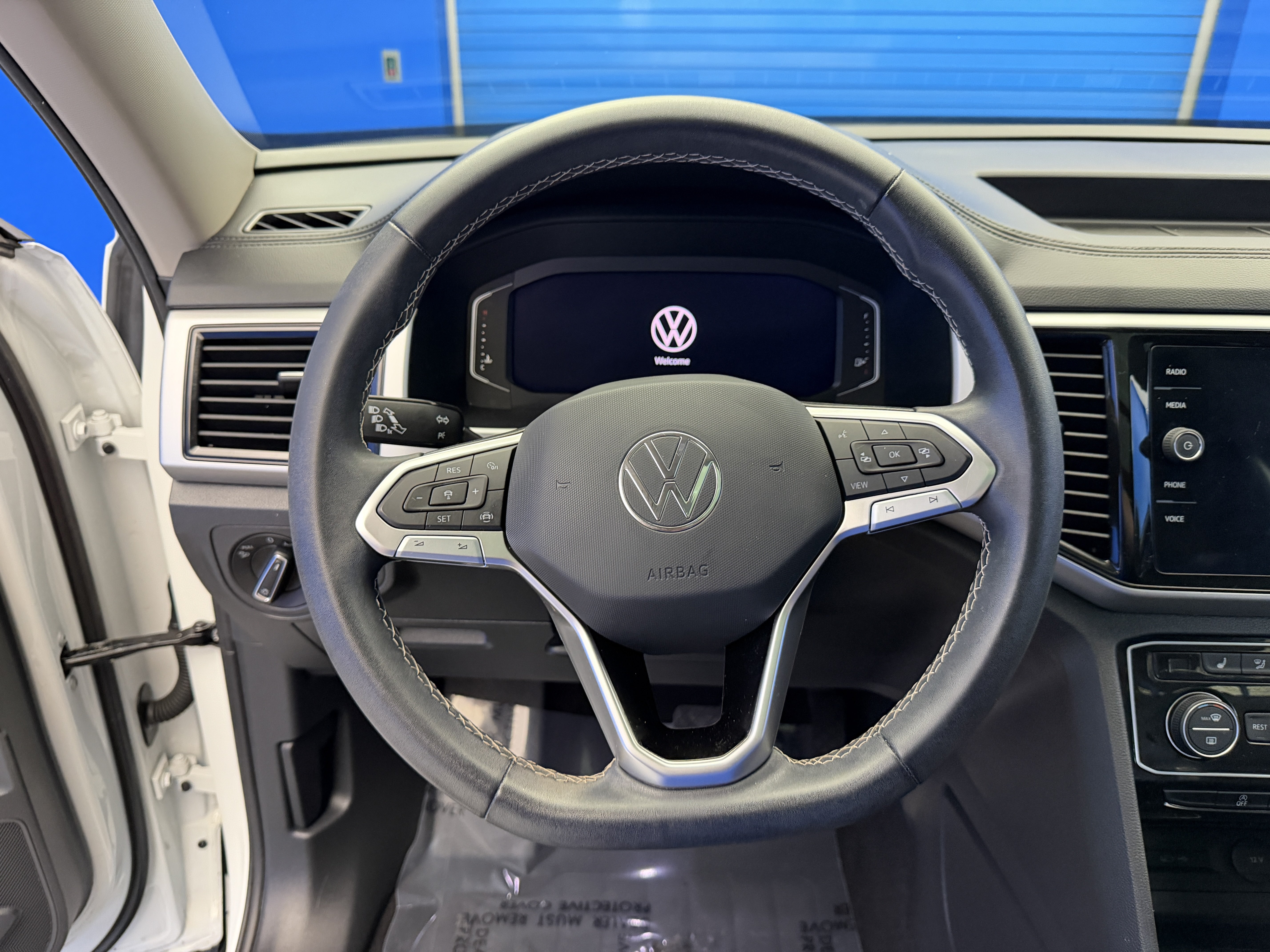 Used 2023 Pure White Volkswagen 3.6L V6 SE w/Technology image 14