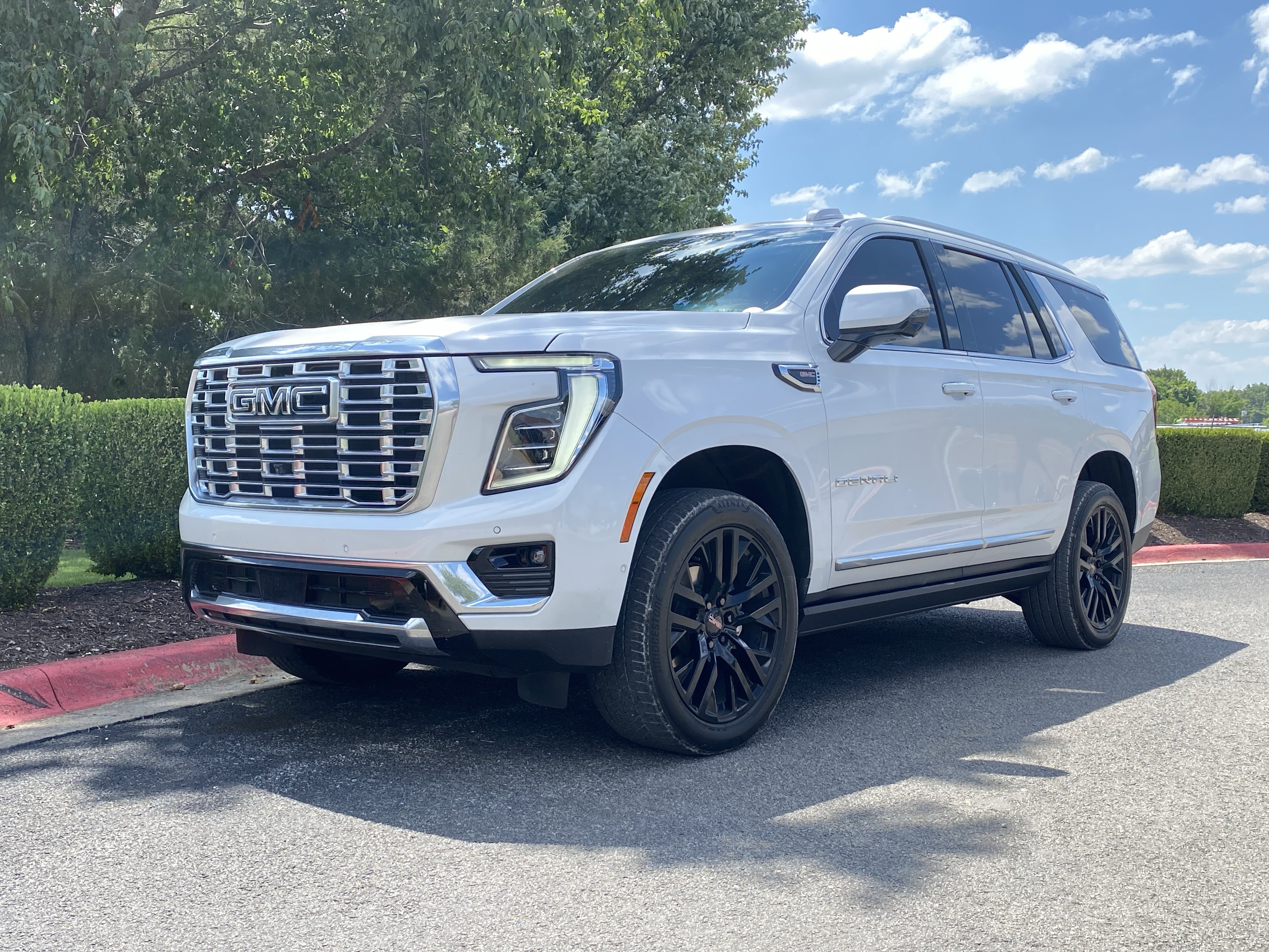 Used 2025 White Frost Tricoat GMC Denali image 13