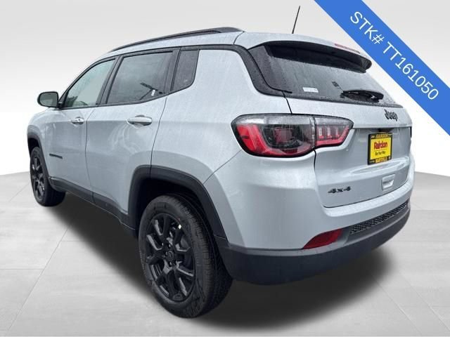 New 2026 Silver Zynith Metallic Clearcoat Jeep Latitude Altitude image 5