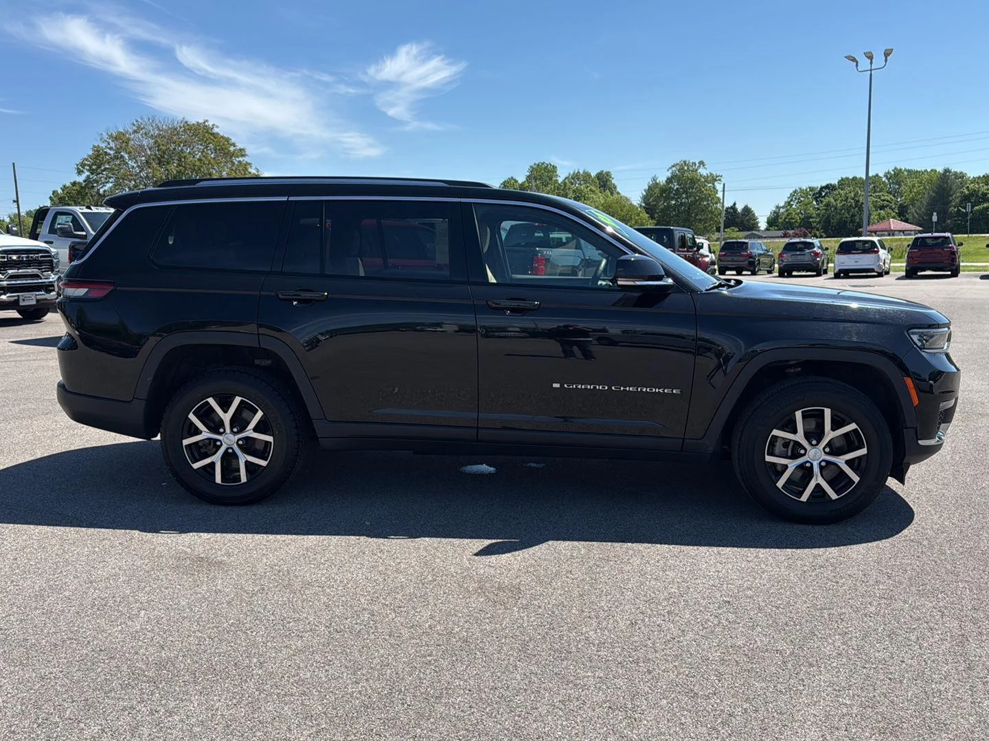 Used 2023 Diamond Black Crystal Pearlcoat Jeep Limited image 8