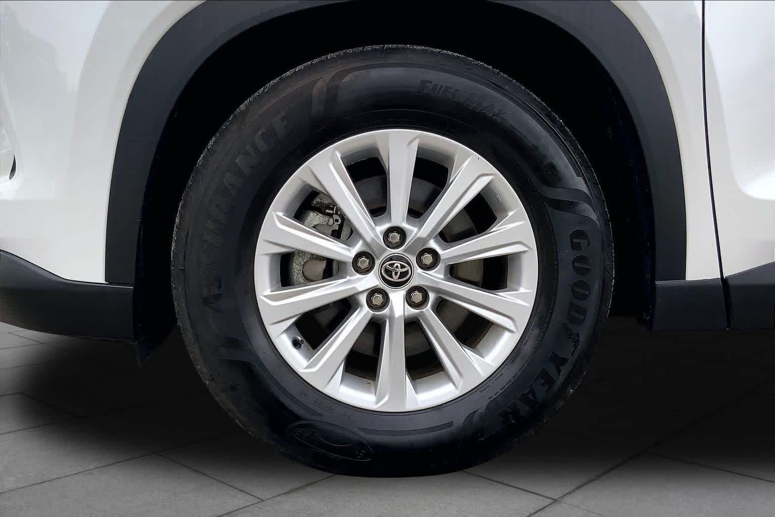 Used 2025 Wind Chill Pearl Toyota XLE image 11