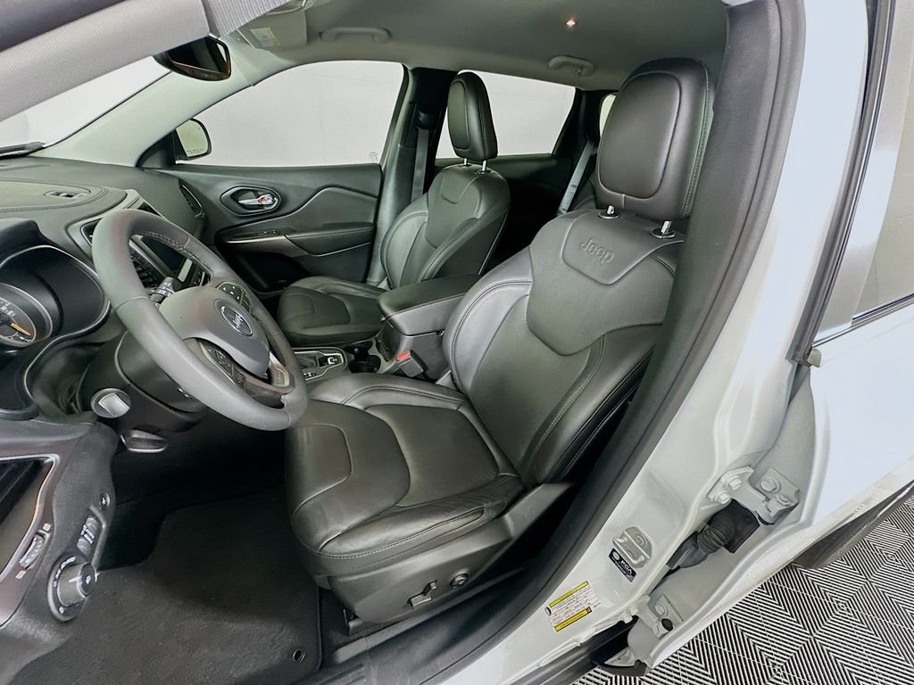 Used 2021 Bright White Clearcoat Jeep Latitude Lux image 20