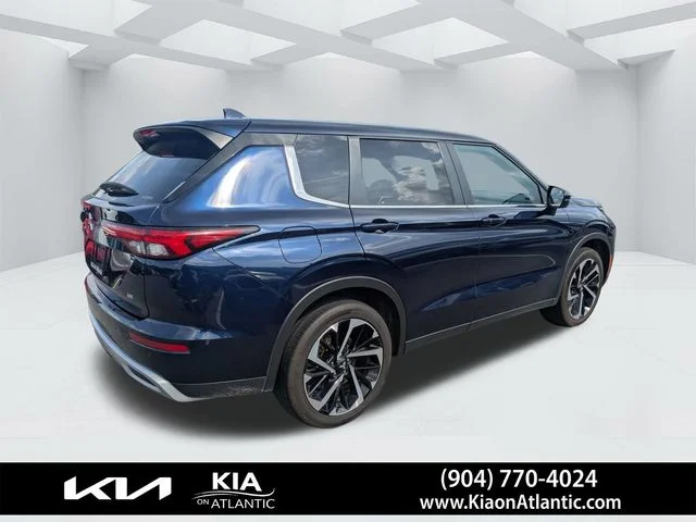 Used 2024  Mitsubishi SE Black Edition image 3