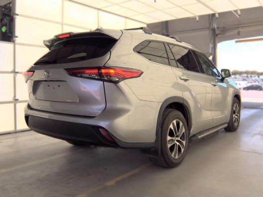Used 2021 Silver Toyota XLE image 8