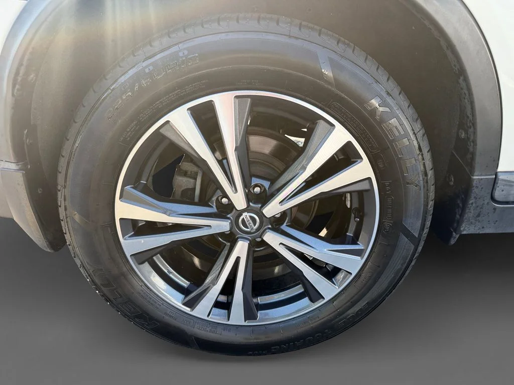 Used 2018 White Nissan SL image 10