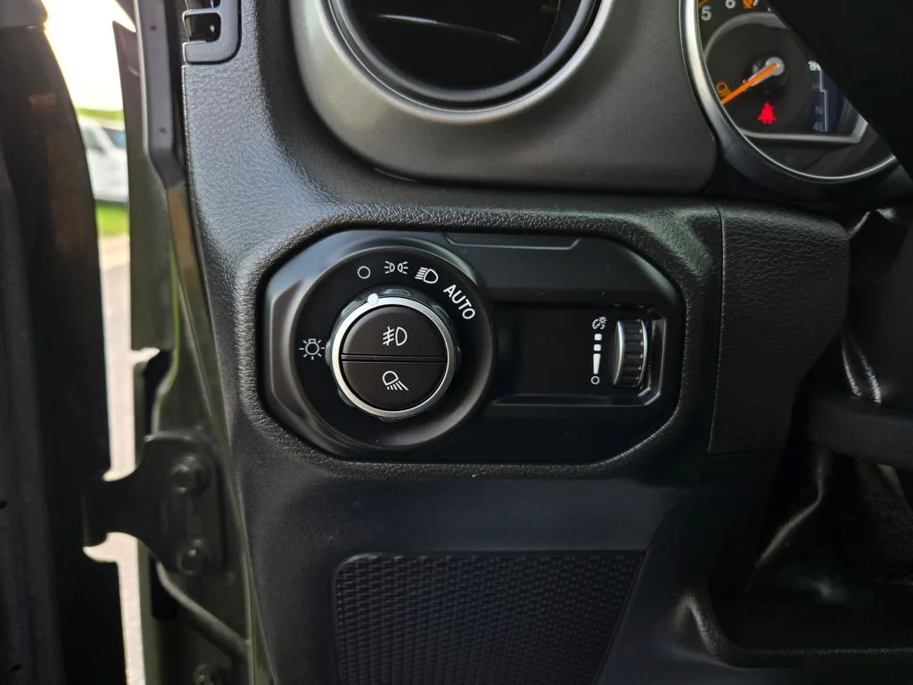 Used 2023 Green Jeep  image 13