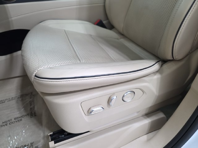 Used 2023 CRYSTAL WHITE TRICOAT Cadillac 4WD Premium Luxury image 29