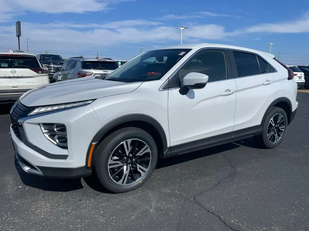 Used 2024 Silver Mitsubishi SE image 6