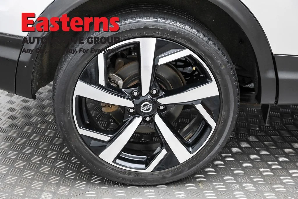 Used 2022 Silver Nissan SL image 29