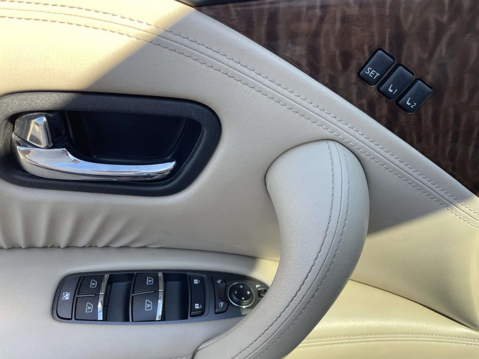 Used 2020 White Nissan Platinum 4WD image 17