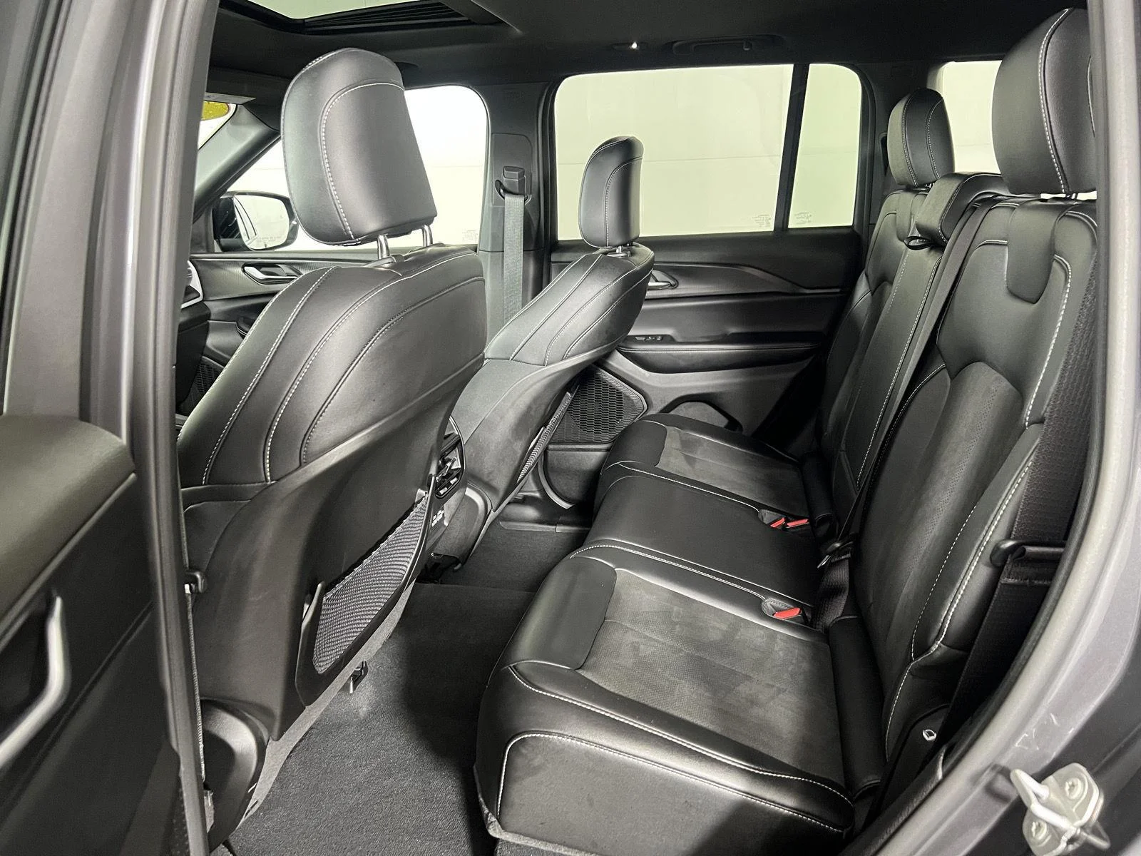 Used 2024 Baltic Gray Metallic Clearcoat Jeep Altitude image 14