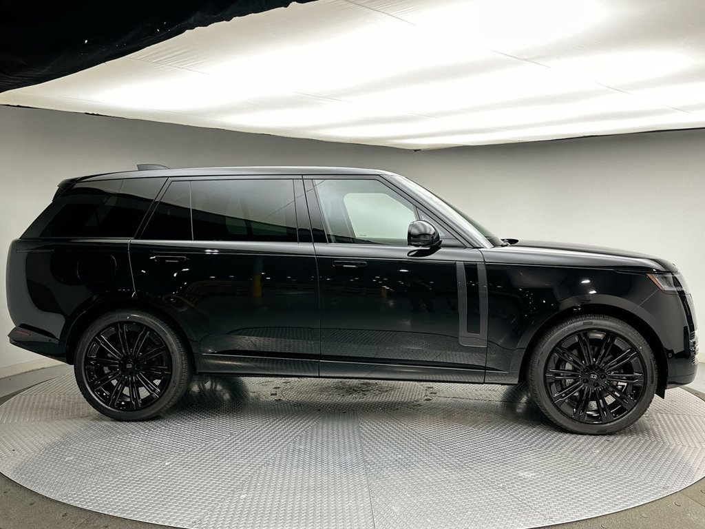 New 2027 Santorini Black Land Rover SE image 4