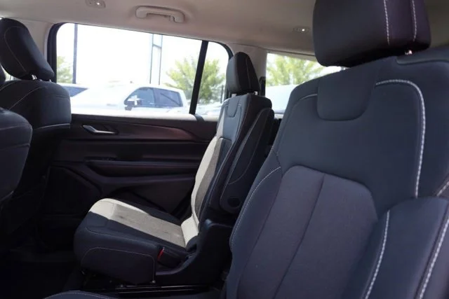 Used 2023 White Jeep Laredo image 33