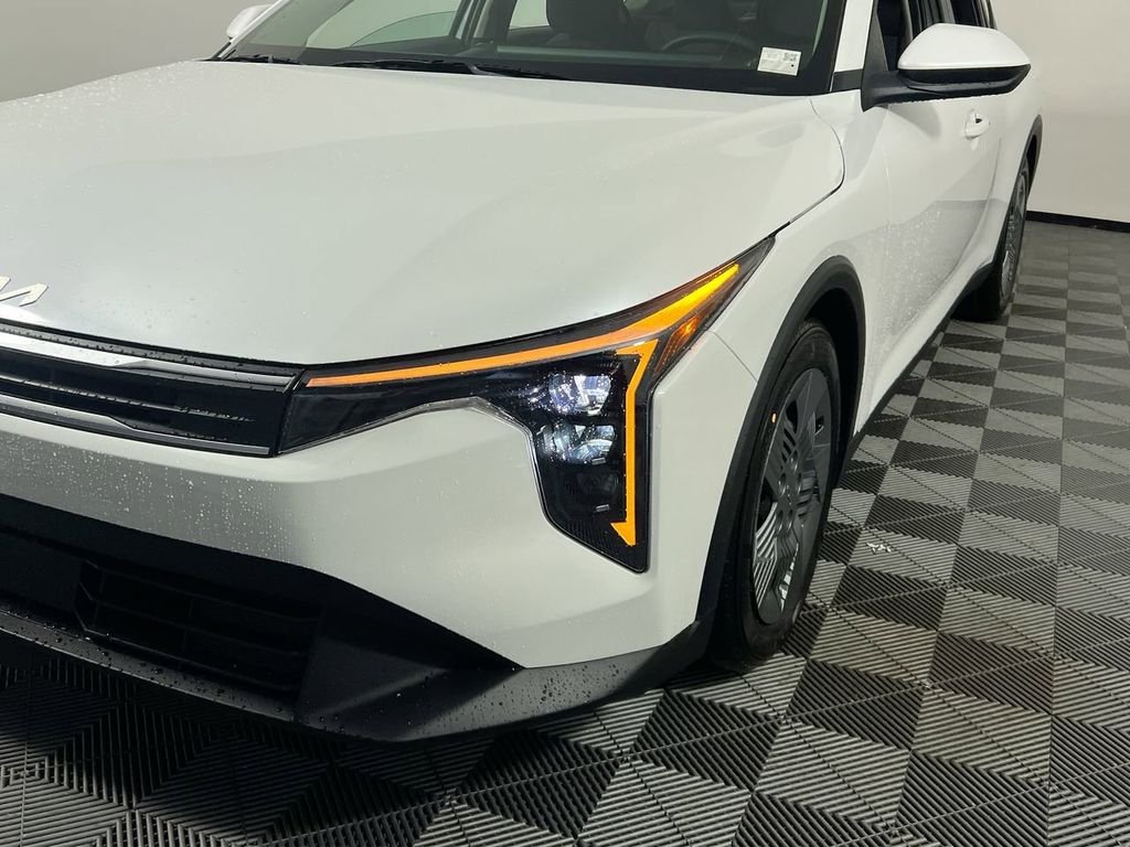 New 2026 Snow White Pearl Kia LX image 10