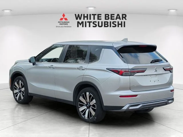 Certified Used 2025 Alloy Silver Metallic Mitsubishi SE image 4