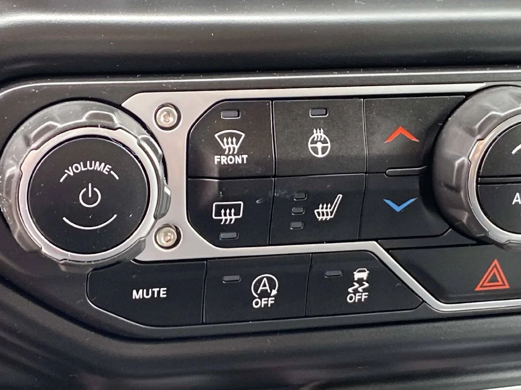 Used 2022 Red Jeep Sport S image 16