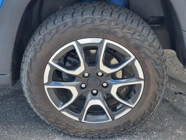 Used 2024 Red Hot Pearlcoat Jeep Trailhawk image 31