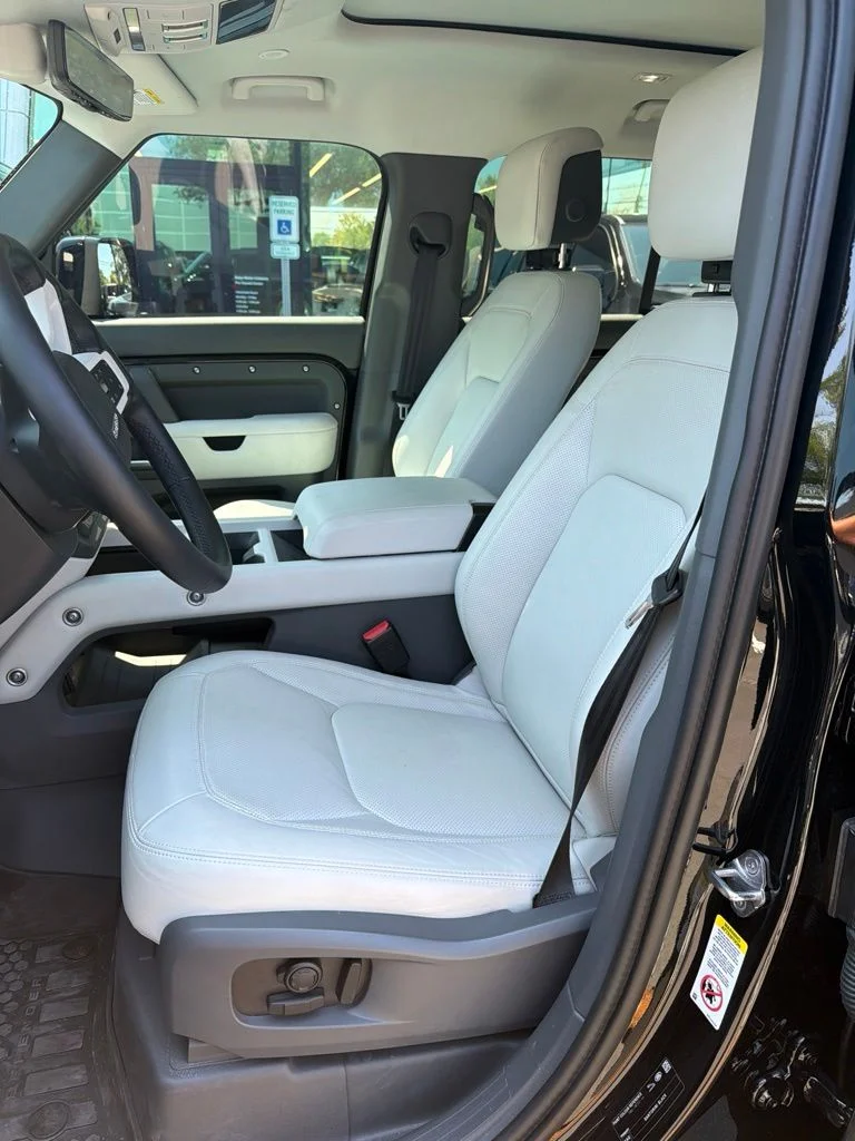 Used 2026 Black Land Rover X-Dynamic SE image 5