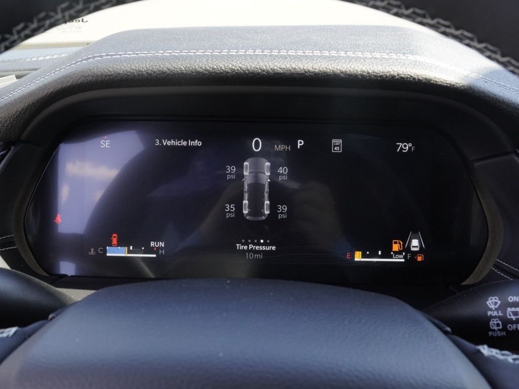 New 2026 Diamond Black Crystal Pearl-Coat Exterior Paint Jeep Laredo Altitude image 13