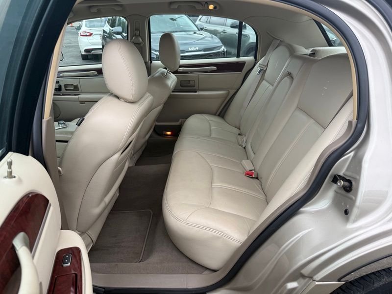 Used 2005 Beige Lincoln Signature image 10