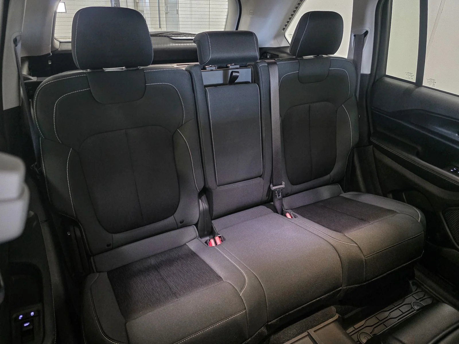 Used 2023 Silver Jeep Laredo image 22