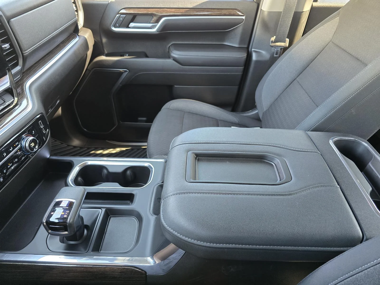 Used 2022 SUMMIT WHITE GMC Elevation image 16