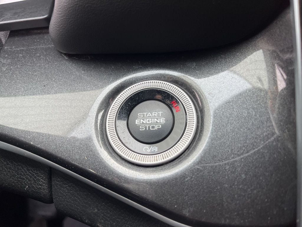 Used 2022 Diamond Black Jeep Altitude image 31