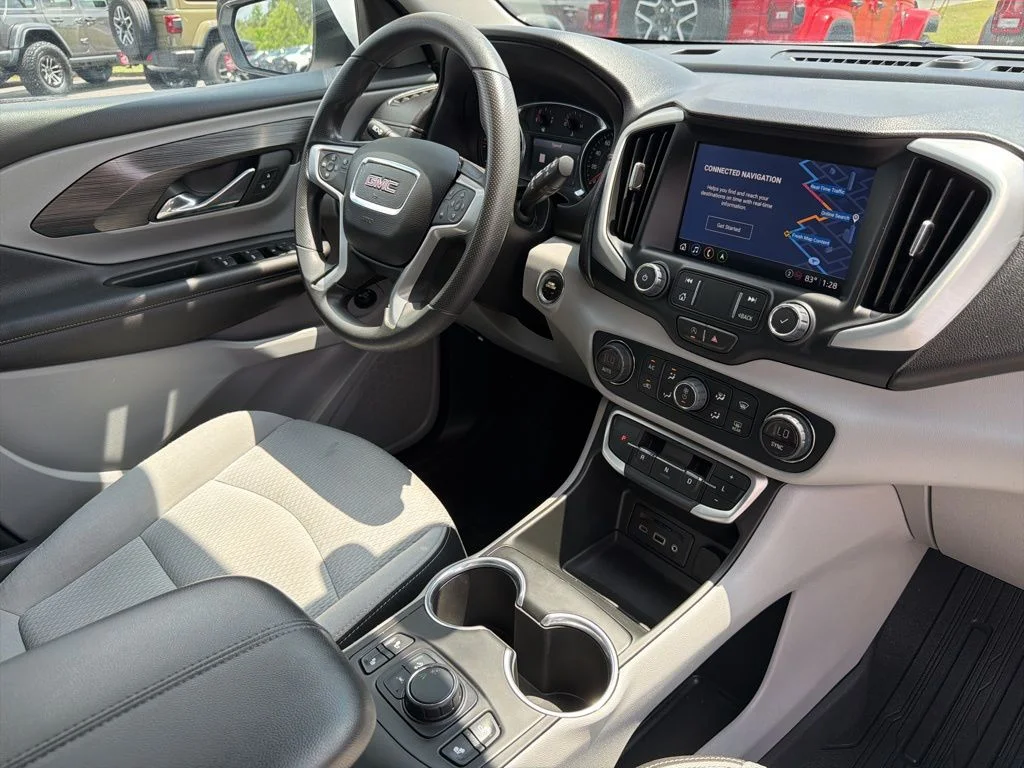 Used 2022 White GMC SLE image 29