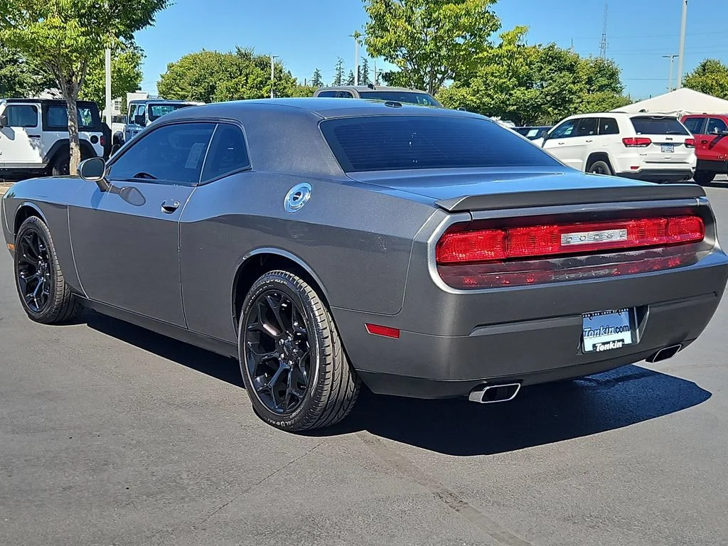 Used 2011 Mineral Gray Metallic Clearcoat Dodge R/T image 4