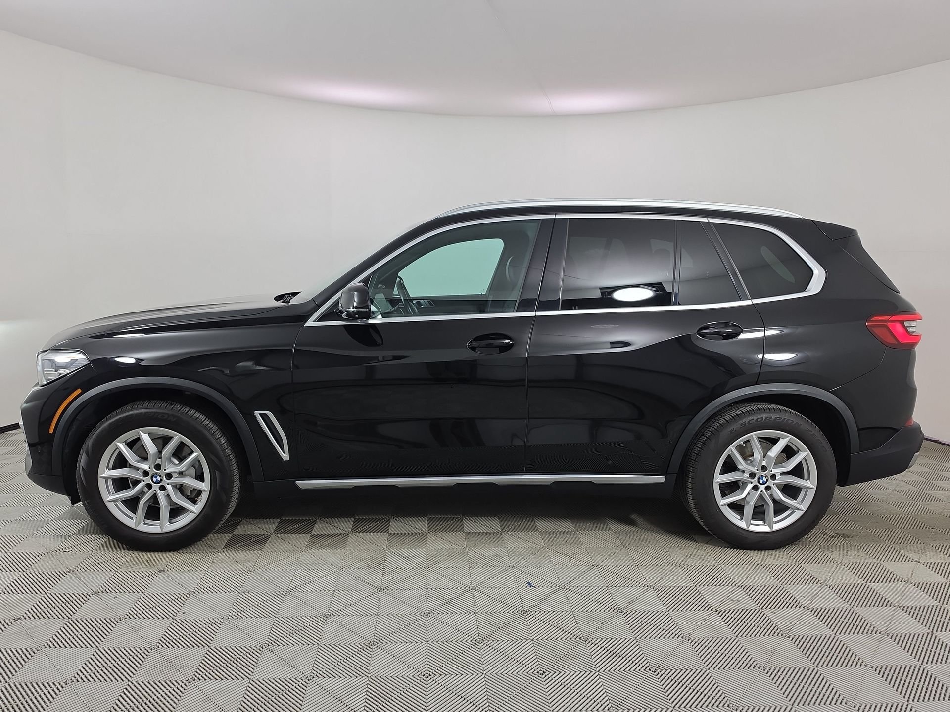 Used 2020 Black BMW sDrive40i image 4