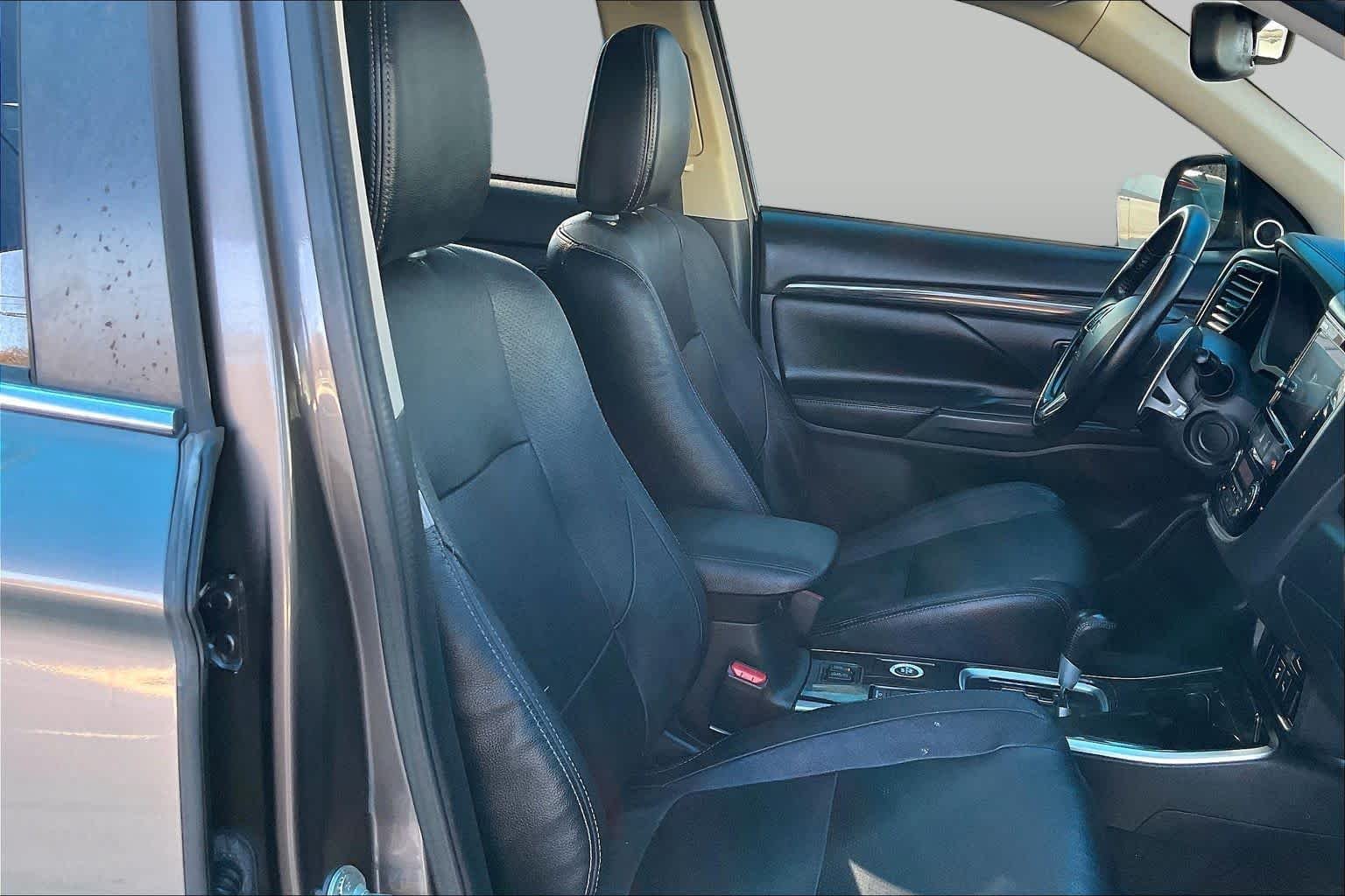 Used 2017 Quartz Brown Metallic Mitsubishi GT image 8