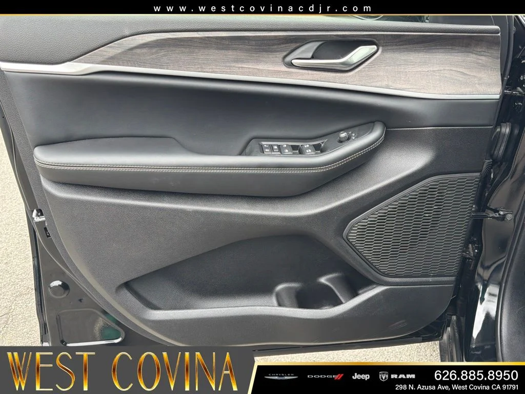 New 2026 Diamond Black Crystal Pearlcoat Jeep Altitude image 17